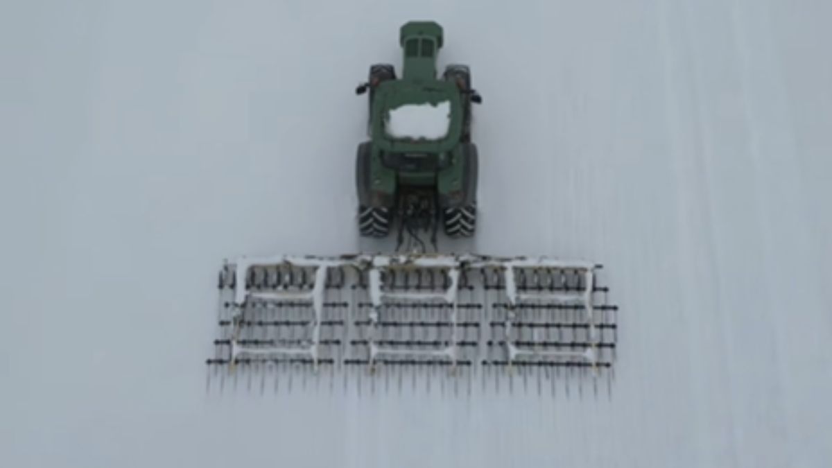 Kruszył lód na polu. Poruszenie w sieci.