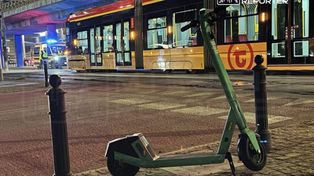 Warszawa: Wypadek na ul. Chałubińskiego. Kierująca hulajnogą wjechała pod tramwaj