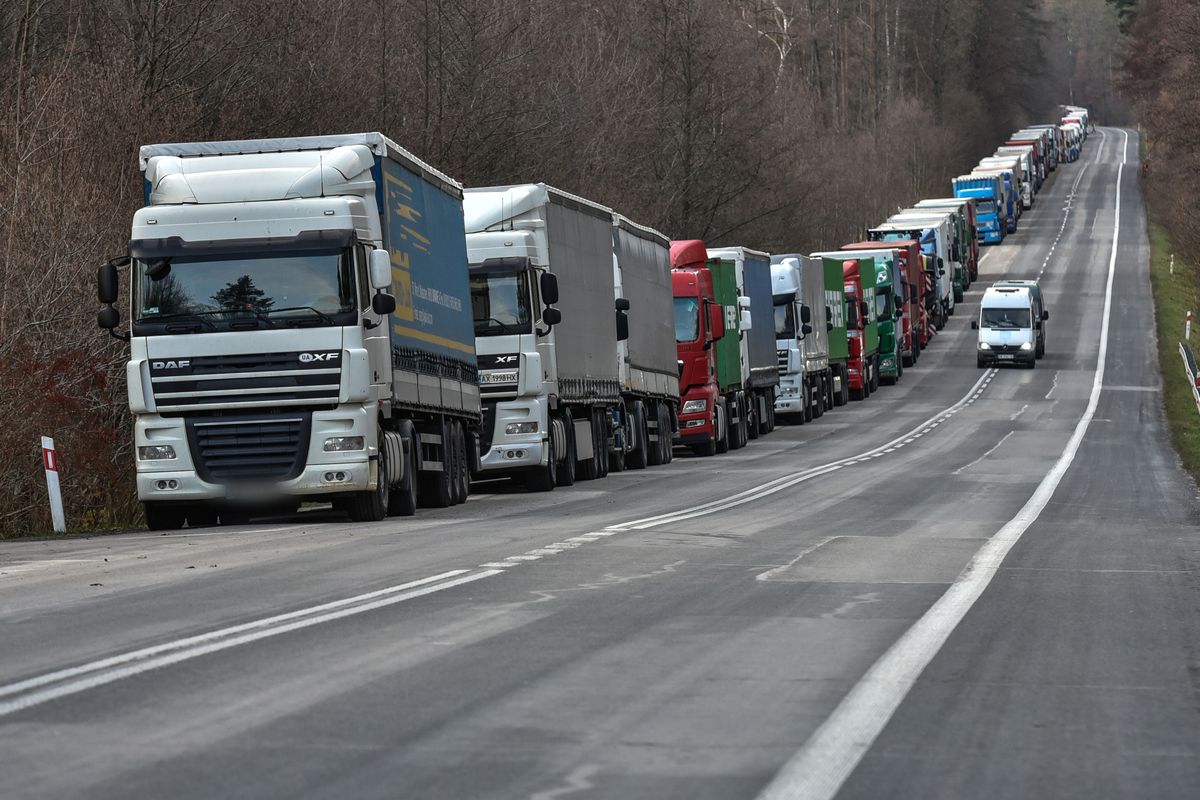 W wyniku protestów przewoźników prawie 1 tys. ciężarówek utknęło w 20-km kolejce na węgiersko-ukraińskim przejściu granicznym w Zahony