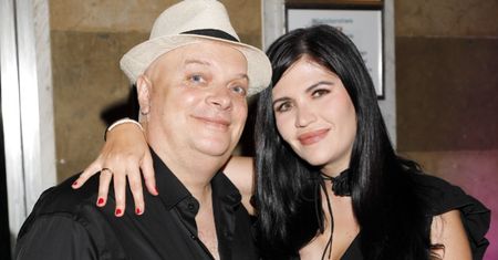 Krzysztof Skiba i młodsza o 26 lat Karolina świętują 1. rocznicę ślubu. Muzyk rozpływa się nad żoną: "BOGINI WSZECH CZASÓW"