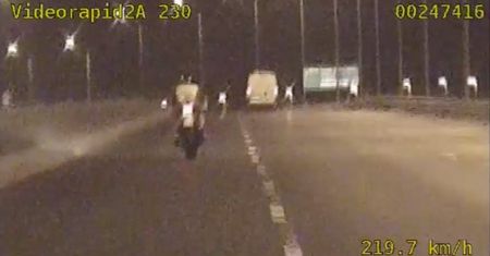 Warszawa. Pędził motocyklem w terenie zabudowanym prawie 220 km/h. Nie miał uprawnień