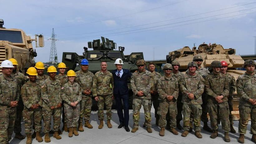 Ambasador USA w Polsce Mark Brzezinski podczas przygotowań do transportu amerykańskiego sprzętu wojskowego. Czerwiec 2022 r., Gdynia