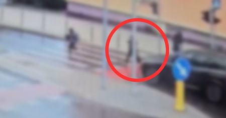 Kierowca bmw potrącił 70-latkę. Wszystko nagrał monitoring