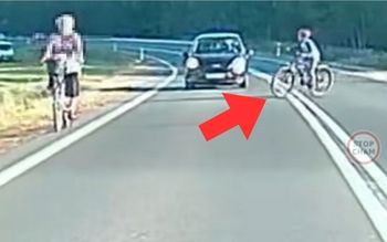 Jechała rowerem, obok dziecko. O włos od tragedii. Pokazali nagranie