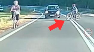 Jechała rowerem, obok dziecko. O włos od tragedii. Pokazali nagranie