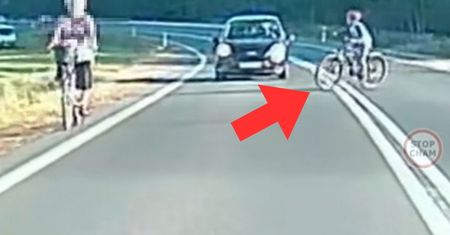 Jechała rowerem, obok dziecko. O włos od tragedii. Pokazali nagranie
