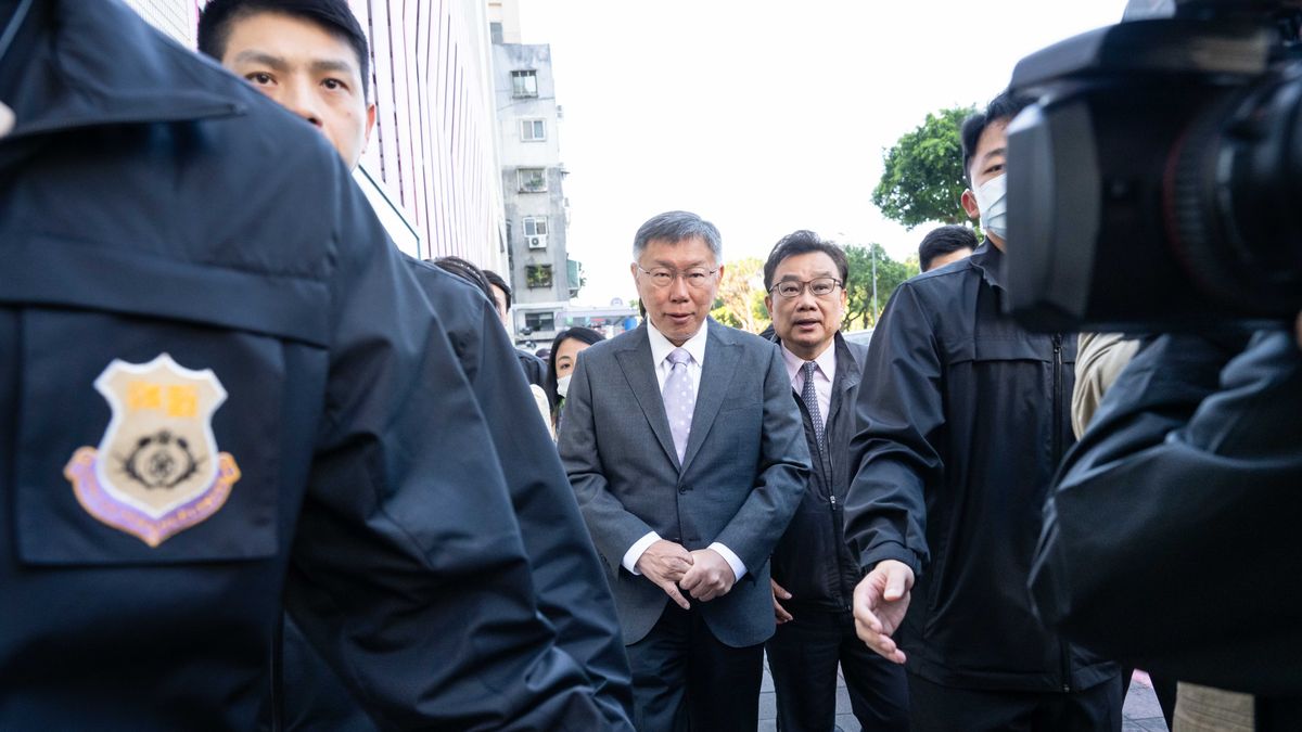 Ko Wen-je, presidential candidate for the Taiwan People's Party (TPP) and former mayor of Taipei City, center, outside a polling station in Taipei, Taiwan, on Saturday, Jan. 13, 2024. Taiwanese voters are heading to the polls in an election that will determine their island's relationship with Washington and Beijing for years to come, and impact regional security. Photographer: Billy H.C. Kwok/Bloomberg via Getty Images