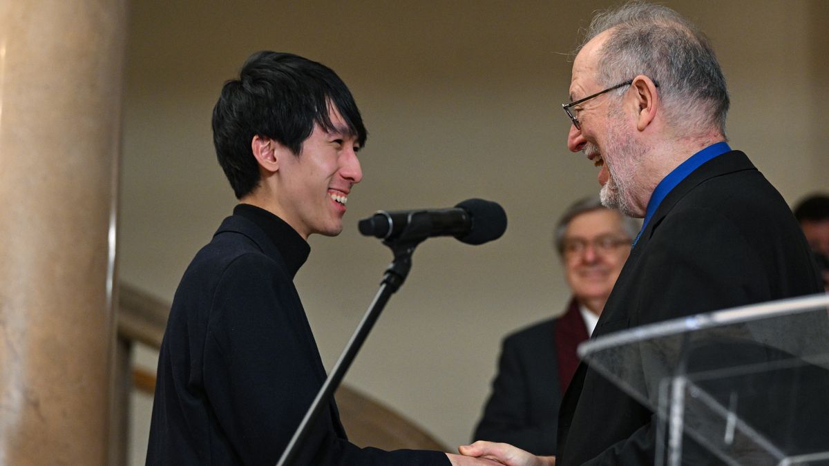Warszawa, 21.10.2025. XIX Konkurs Chopinowski. Laureat pierwszego miejsca, Eric Lu z USA (L) oraz przewodniczący jury Garrick Ohlsson (P) podczas ogłoszenia wyników finału XIX edycji Konkursu Chopinowskiego w sali koncertowej Filharmonii Narodowej w Warszawie, w nocy z 20 na 21 bm. (amb) PAP/Radek Pietruszka