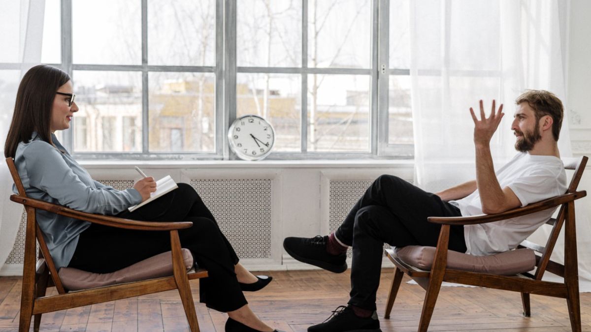 Aleksytymia określana jest czasem jako analfabetyzm emocjonalny albo ślepota uczuciowa.