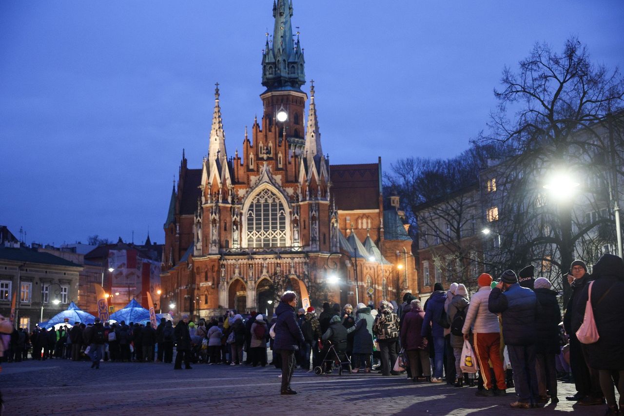 Kraków: Przedświąteczny karp czekał dziś na mieszkańców na Rynku Podgórskim