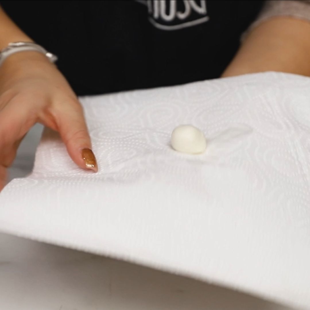 Każda kuleczka mini mozzarelli ląduje na ręczniku kuchennym