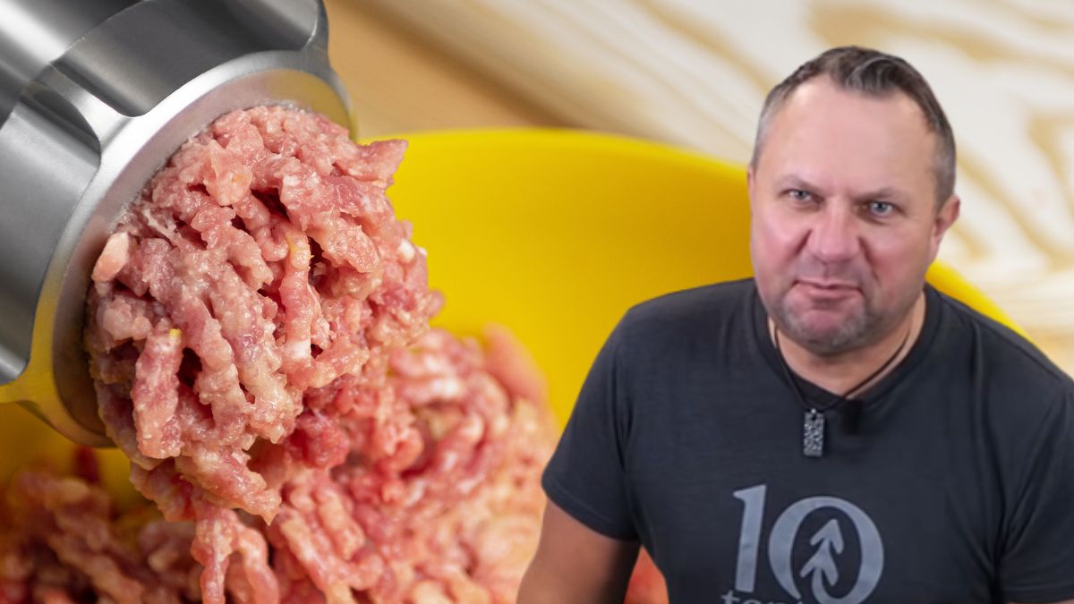 Co Tomasz Strzelczyk dodaje do mielonych zamiast namoczonej bułki?