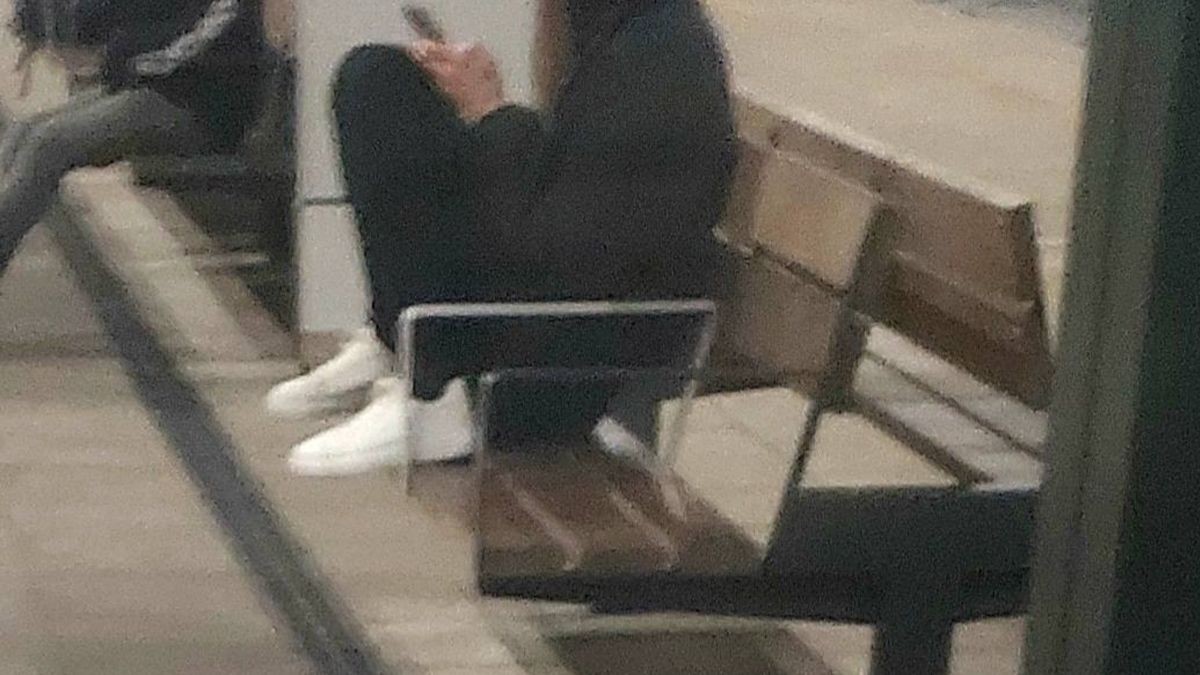 Kobieta siedziała w takiej pozycji na peronie.