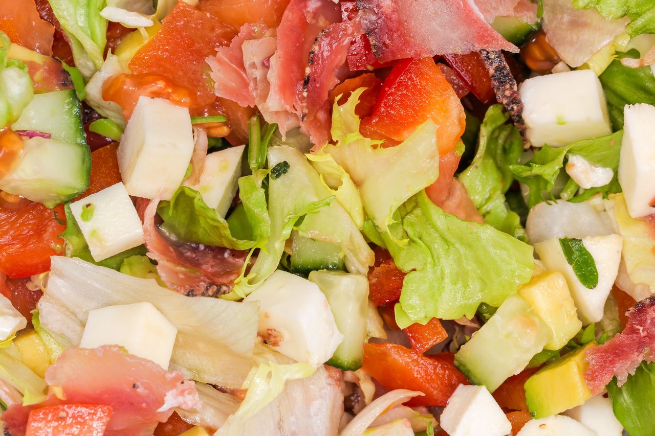 Salat mit Mozzarella ist ein Hit für den Grill.