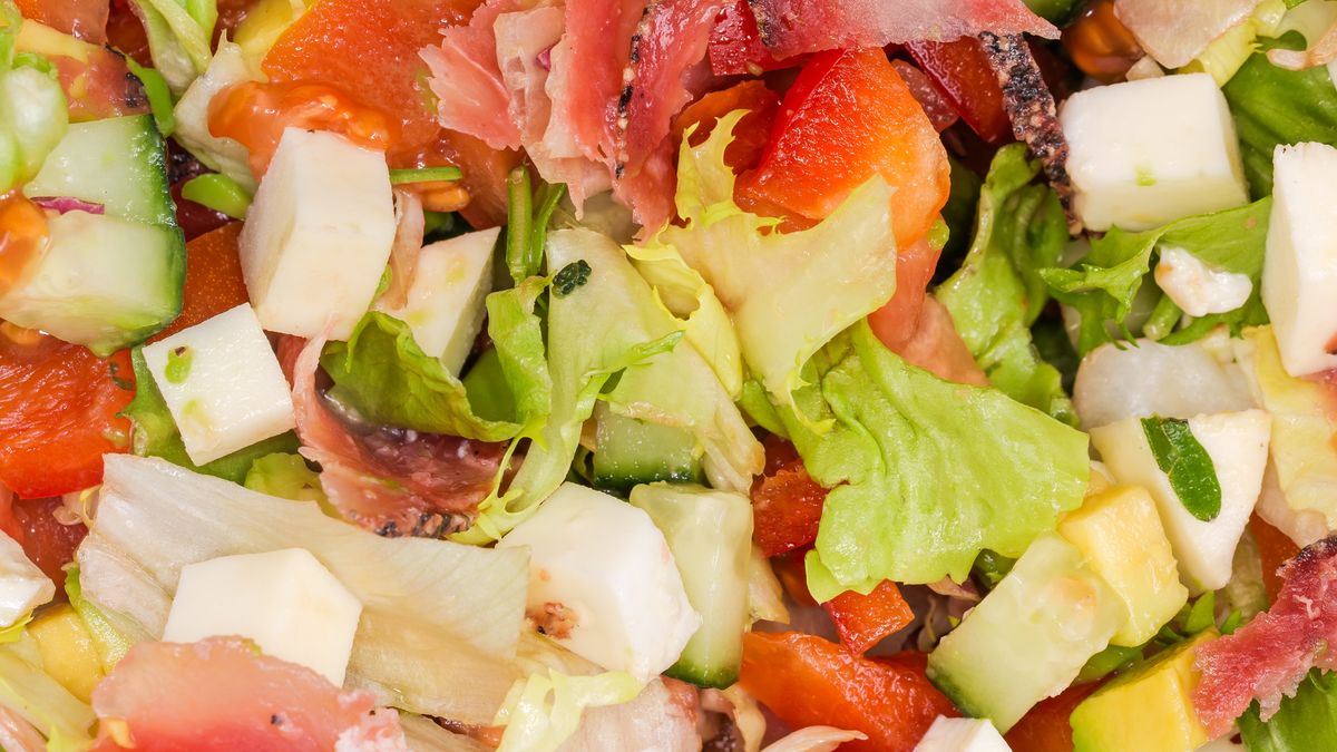 Sałatka z mozzarellą to hit na grilla