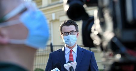 Koronawirus w Polsce. III etap odmrażania gospodarki. Piotr Mueller: ogłoszenie terminarza w środę rano