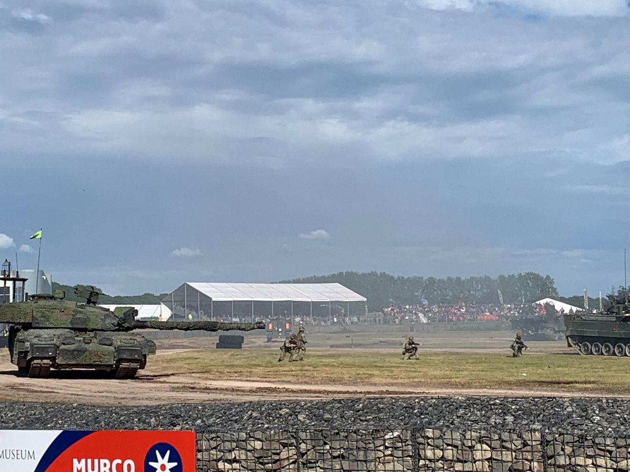 British Army podczas pokazu z czołgiem Challenger 2