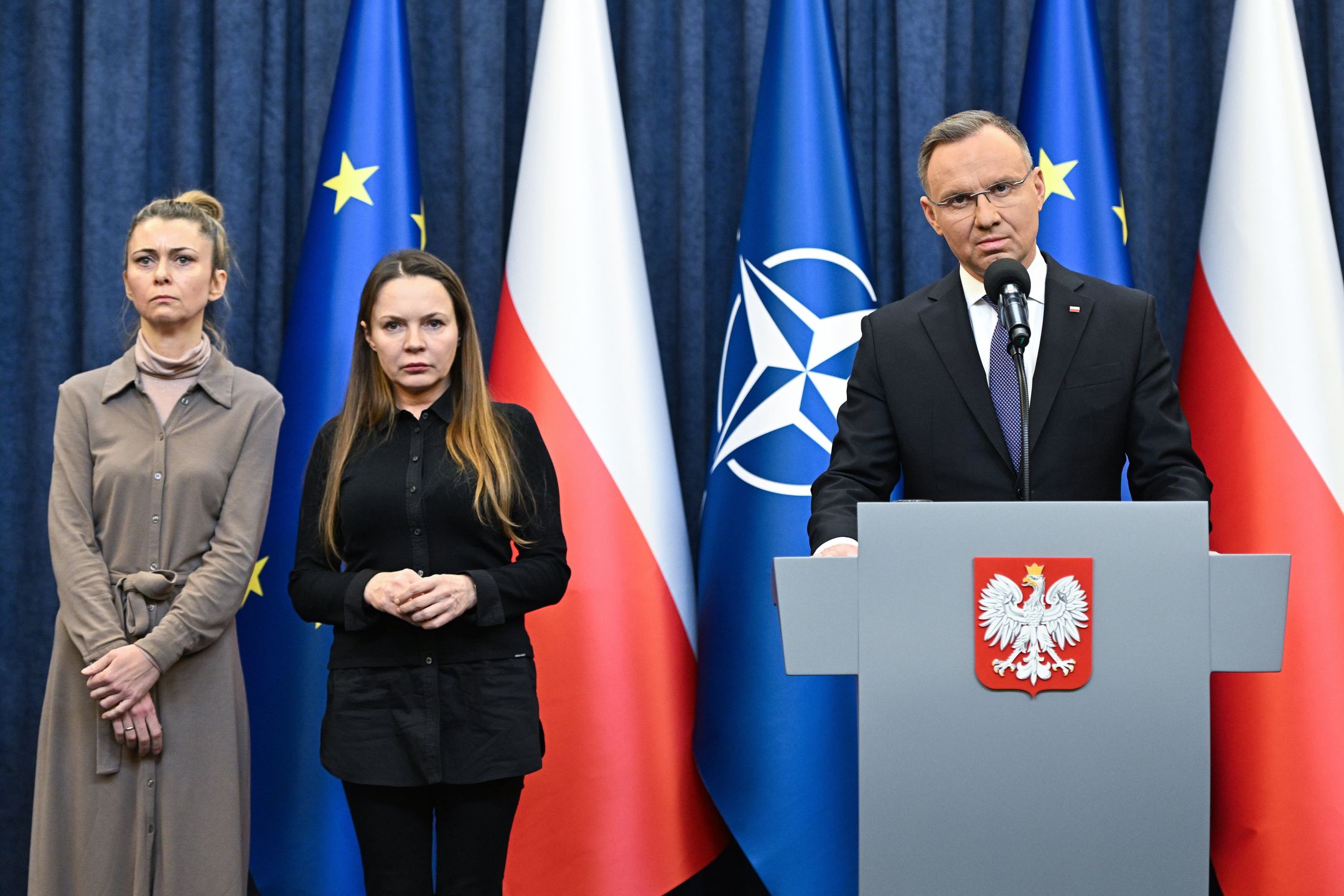 Warszawa, 11.01.2024. Prezydent RP Andrzej Duda (P), żona Mariusza Kamińskiego Barbara Kamińska (C) i żona Macieja Wąsika Roma Wąsik (L) podczas oświadczenia, 11 bm. w Pałacu Prezydenckim w Warszawie. Prezydent poinformował, że wszczął postępowanie ułaskawieniowe wobec Mariusza Kamińskiego i Macieja Wąsika. (sko) PAP/Radek Pietruszka