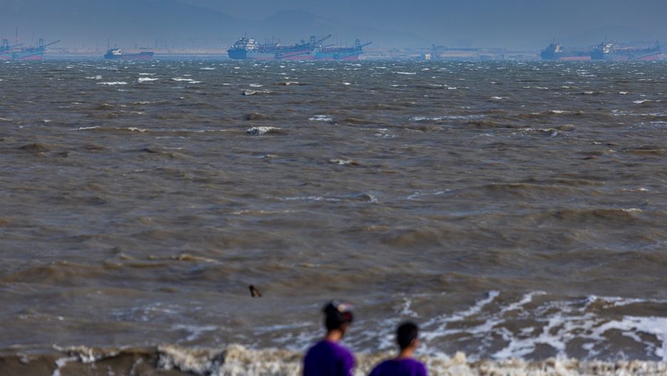 Chińskie statki widoczne na plaży w Kinmen. Zdjęcie ilustracyjne
