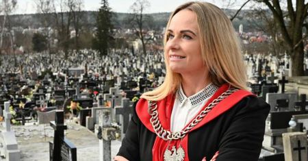 Jest mistrzynią ceremonii pogrzebowych. "Zdarza mi się prowadzić pogrzeb w czerwonej sukience"
