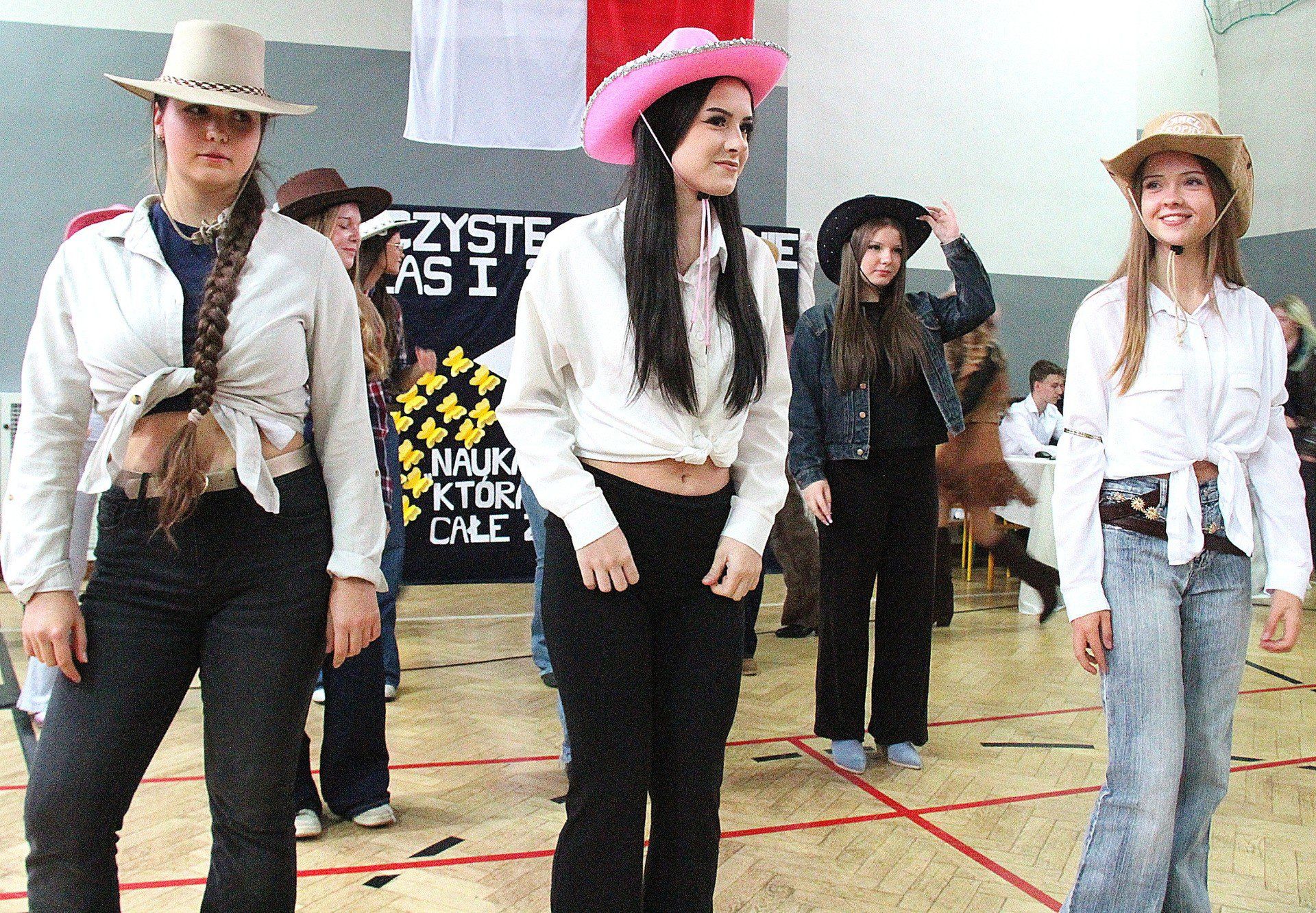 Ślubowanie pierwszych klas w V LO z Oddziałami Dwujęzycznymi im. Kanclerza Jana Zamoyskiego w Dąbrowie Górniczej