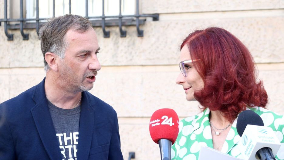 Szef KBW o nadchodz?cych wyborach
Fot. Michal Zebrowski/East News Warszawa, 29.09.2023. Briefing prasowy szefa Krajowego Biura Wyborczego minister Magdaleny Pietrzak poswiecone praktycznym aspektom procesu wyborow parlamentarnych oraz referendum ogolnokrajowego.
N/z: Artur Chablo- maz zaufania, komitet wyborczy Strajk Przedsiebiorcow, Magdalena Pietrzak
Michal Zebrowski