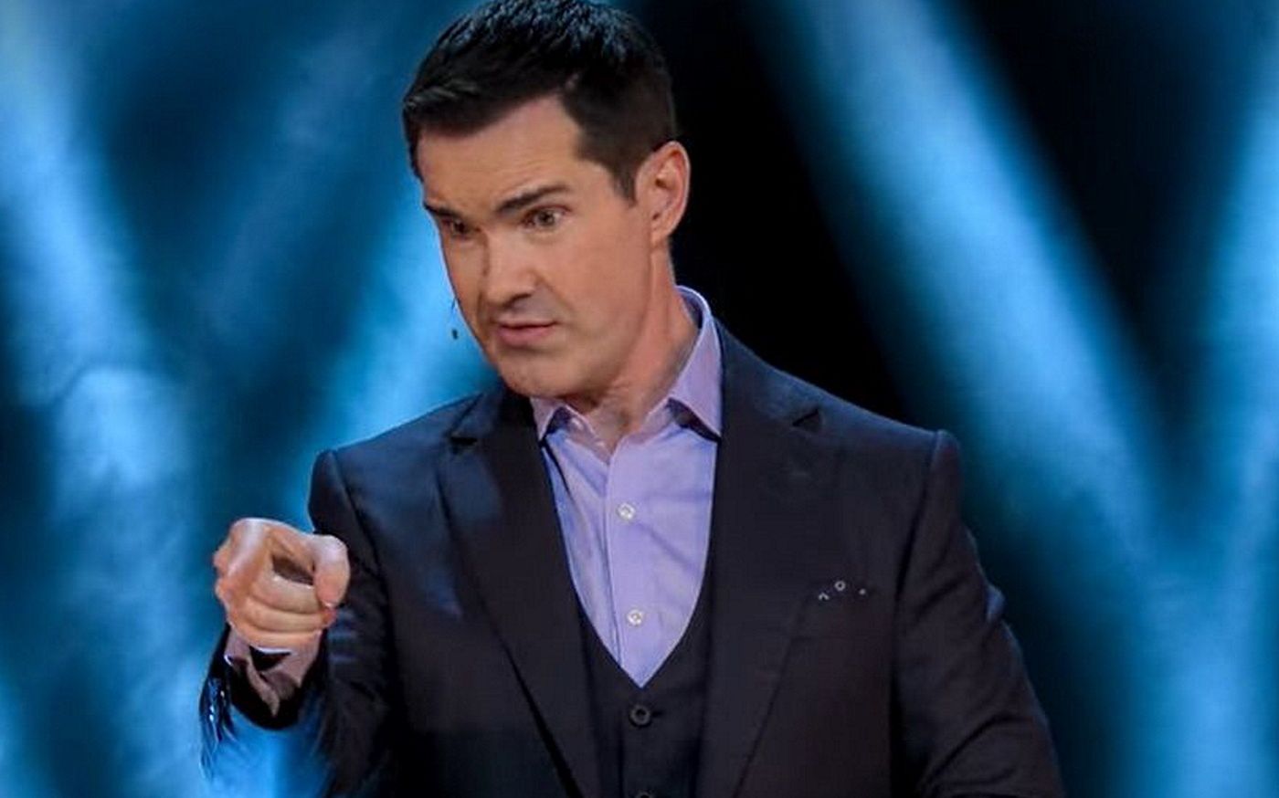 Jimmy Carr żartował z Holokaustu. Peunta dowcipu wpisuje się w poglądy faszystowskie