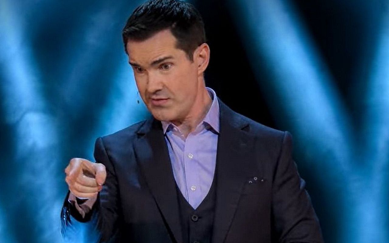 Jimmy Carr żartował z Holokaustu. Peunta dowcipu wpisuje się w poglądy faszystowskie