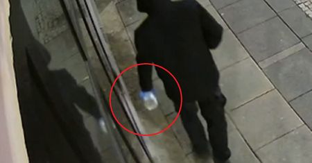 Ojciec i syn w rękach policji. Atak kwasem pod przychodnią aborcyjną