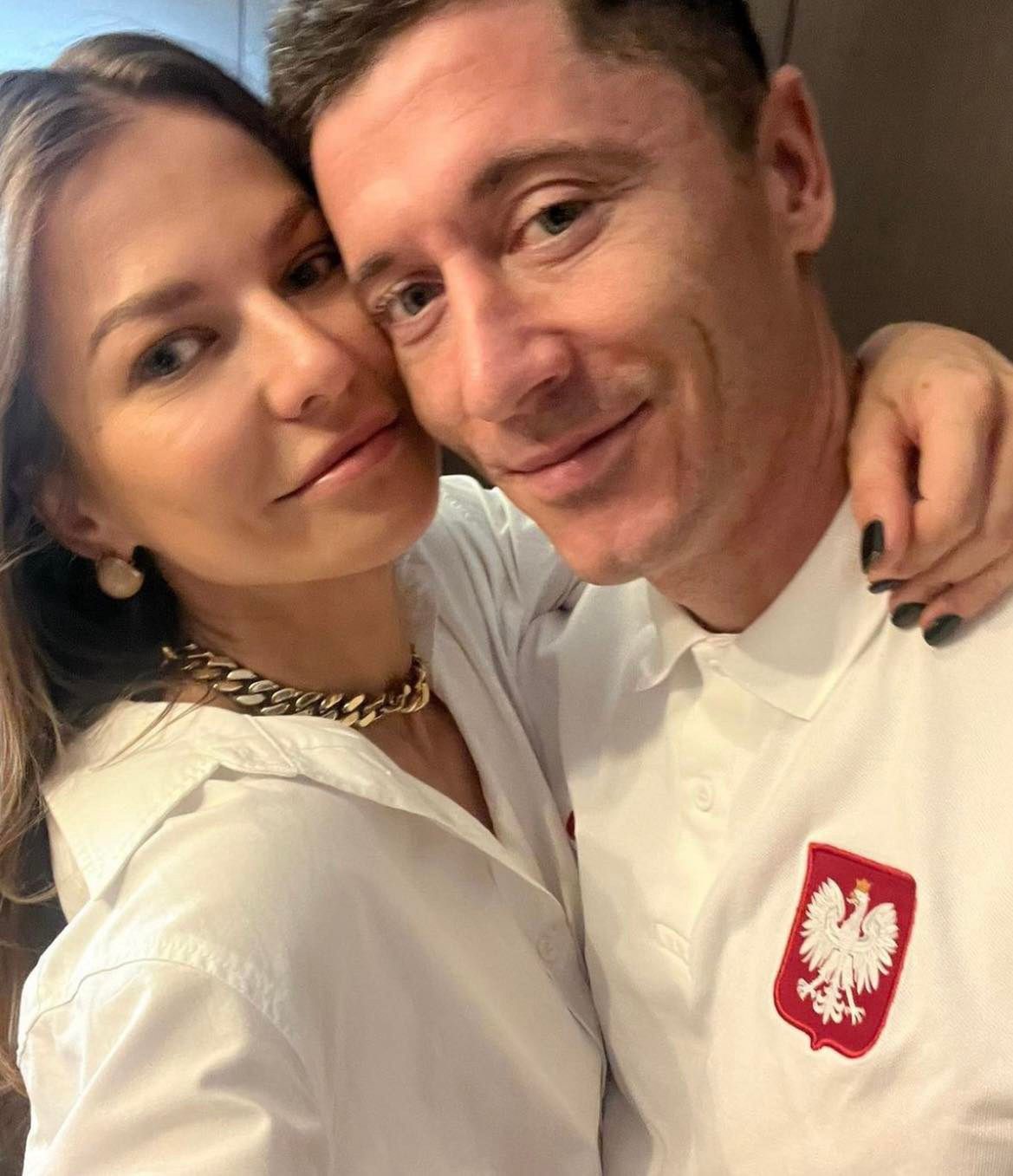 Wtuleni w siebie Anna i Robert Lewandowscy dziękują fanom za wsparcie podczas Mundialu
