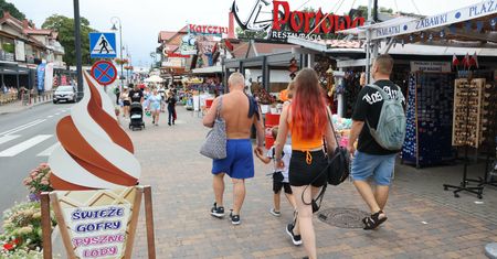 Jedni zaciskają pasa, inni dają upust frustracjom. Polacy na wakacjach