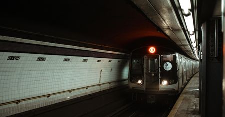 Los Angeles odstrasza bezdomnych od metra. Wybuchł skandal