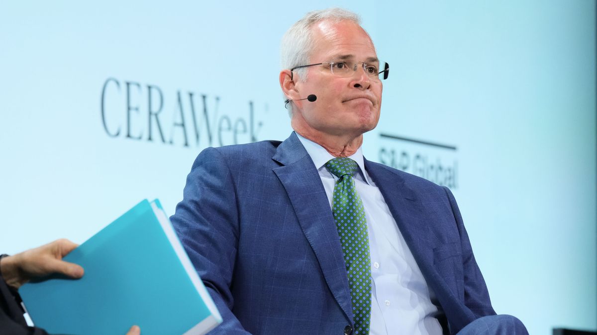 Darren Woods, dyrektor generalny ExxonMobil ostrzega przed wyższ