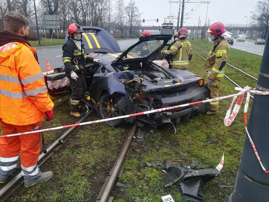 W Łodzi kierowca ferrari 488 pista wjechał w słup. Był nietrzeźwy