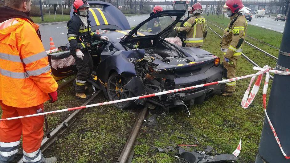 Każda kolizja to problem, ale w przypadku drogiego sportowego auta problem jest znacznie większy