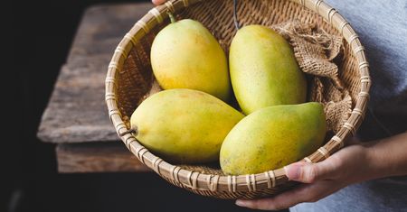 Jak obrać mango? Istnieje kilka prostych sposobów