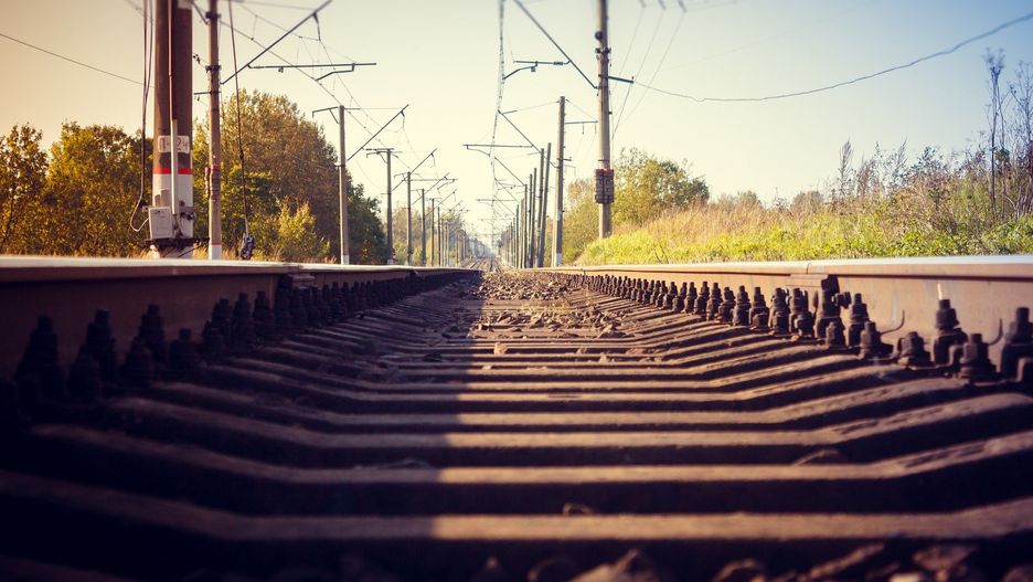 Wtargnął na tory, wskoczył na cysternę i chwycił sieć trakcyjną. Mężczyzna pod wpływem pomylił życie z GTA