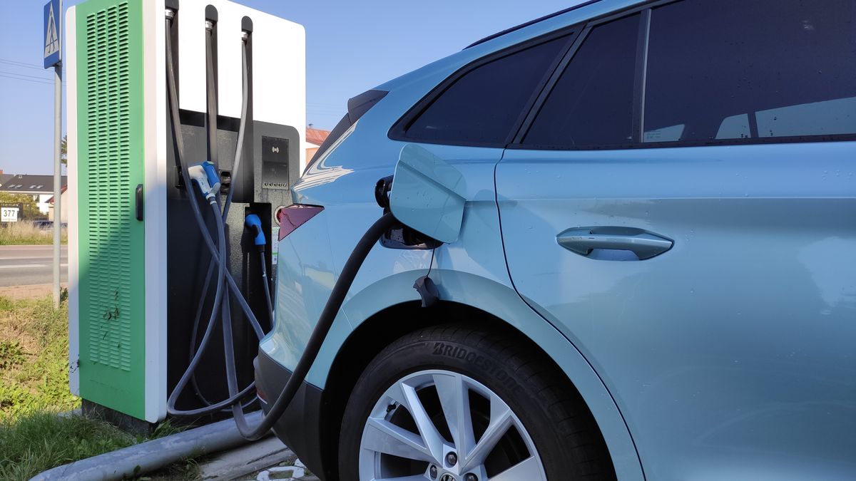 Słabo rozbudowana infrastruktura ładowania to wciąż spory problem