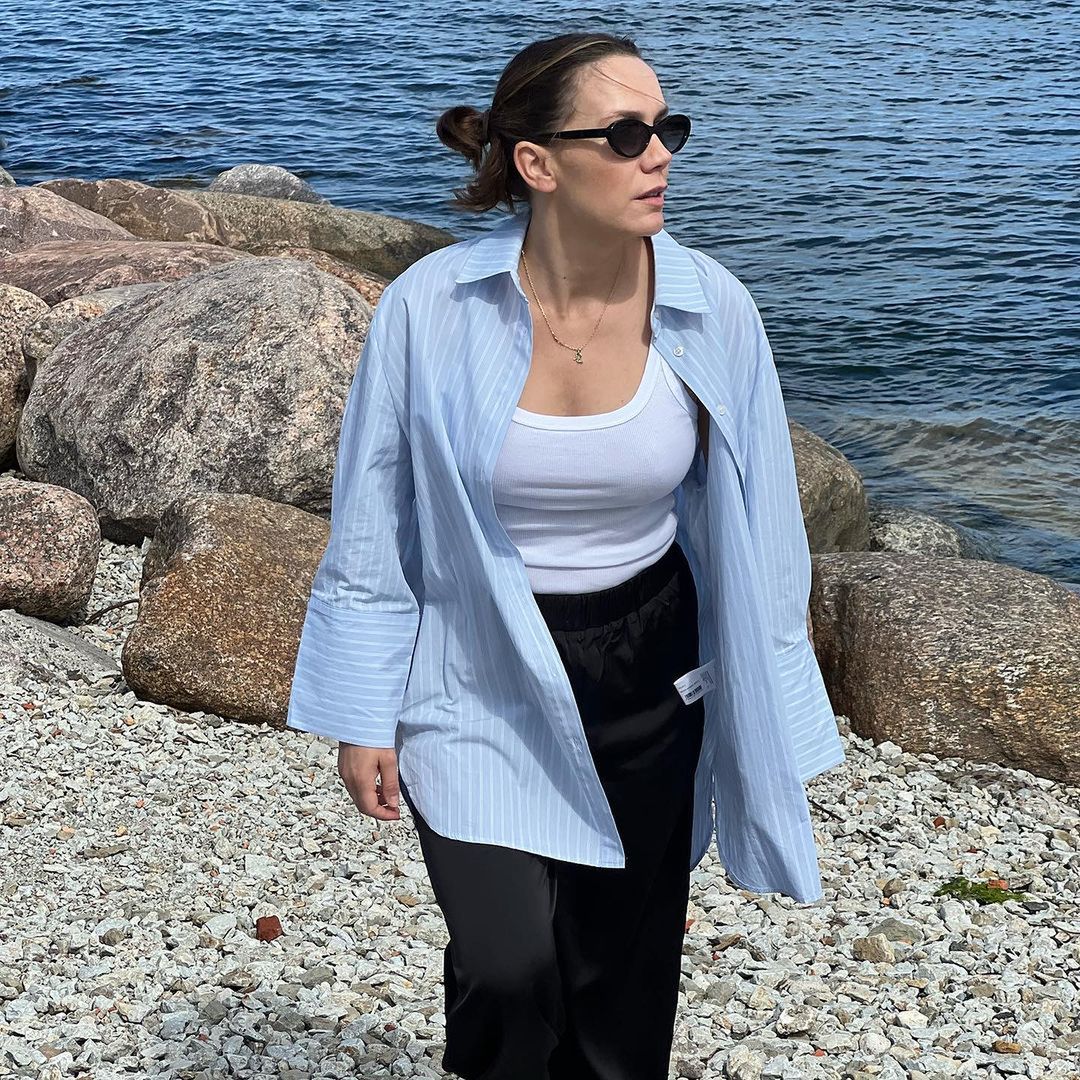 Olga Bołądź zarzuciła koszulę na biały tank top 