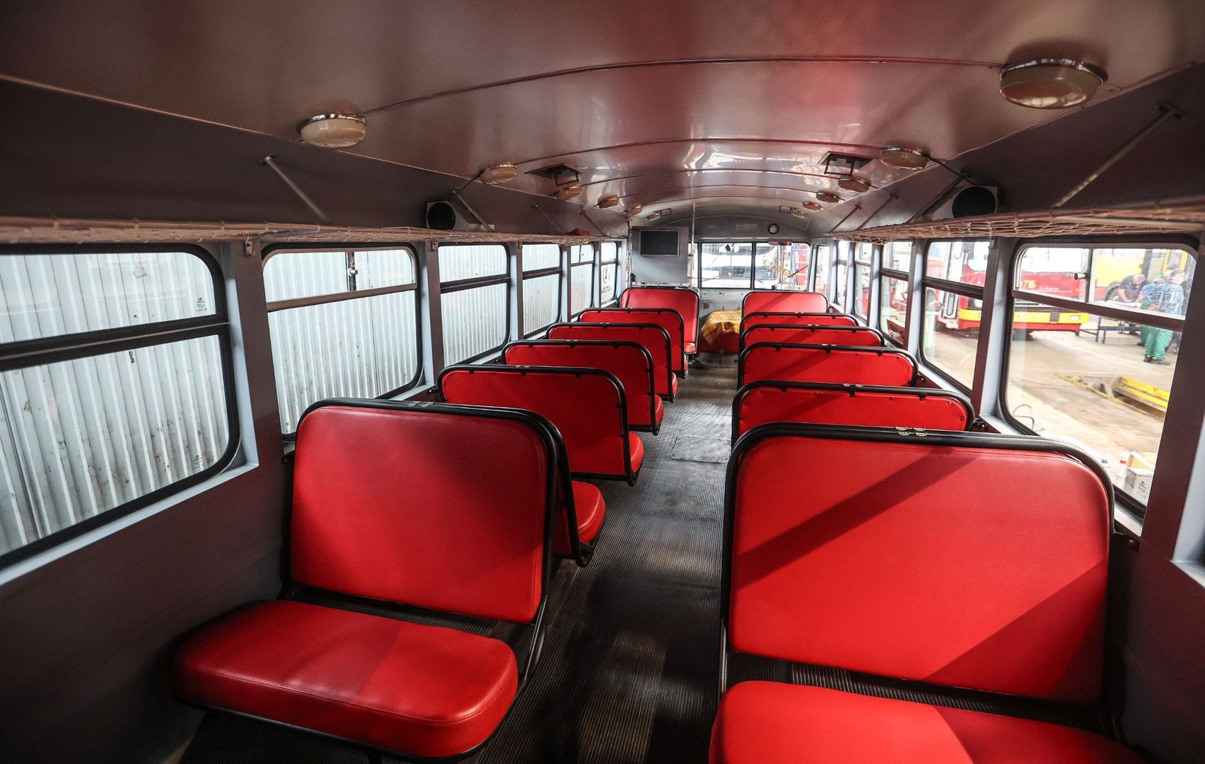Wielka gratka dla miłośników motoryzacji! Rusza I Zlot Zabytkowych Autobusów w Rzeszowie. Osiem zabytkowych autobusów wyruszy na specjalnie przygotowane linie 81 (kursy na trasie ul. Lubelska – ul. Miłocińska) i 82 (ul. Lubelska – ul. Pienińska). Na trasie pojawią się m.in. Jelcz 272MEX, Jelcz M11, Ikarus 280.26, Autosan H9-35, Autosan H9-21, Mercedes-Benz O405N2. Przejazdy zabytkowymi autobusami będą darmowe. W sobotę zaś o godzinie 15-tej wyruszy wielka parada ulicami Rzeszowa.