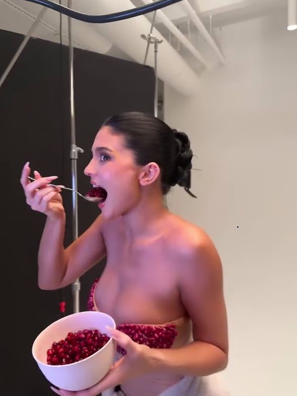 Kylie Jenner w staniku z granata