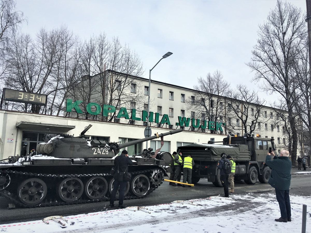 Katowice. Czołg T-55 dotarł do ŚCWiS.