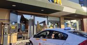 Pijany kierowca przewozu osób wjechał w budynek McDonald’s w Warszawie
