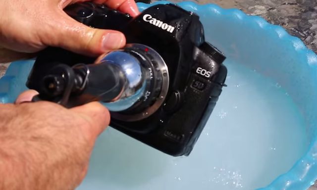 Metoda czyszczenia, która zabije każdy aparat. Nie róbcie tego w domu!