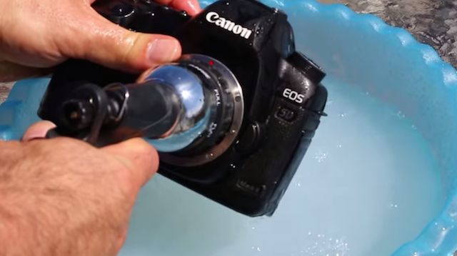 Metoda czyszczenia, która zabije każdy aparat. Nie róbcie tego w domu! 1