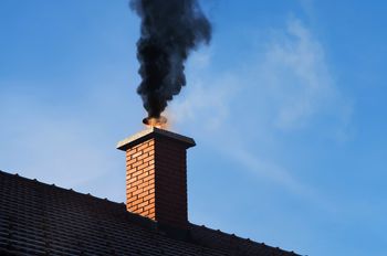 Wrzucasz to do pieca, by wyczyścić komin? Fakty i mity o patentach naszych dziadków