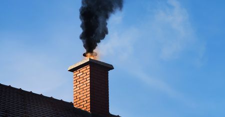 Wrzucasz to do pieca, by wyczyścić komin? Fakty i mity o patentach naszych dziadków