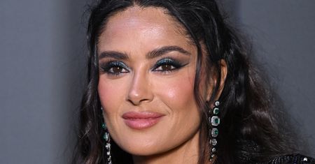 Okryta ręcznikami Salma Hayek wyleguje się w saunie, a fani zachwycają się jej wyglądem: "BOGINI" (ZDJĘCIA)