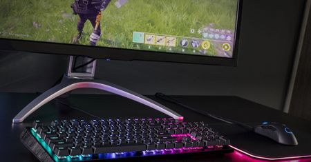 Podświetlany „mechanik” o minimalistycznej konstrukcji - Cooler Master CK552