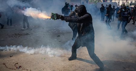 Setki policjantów rannych. Duże zamieszki we Francji